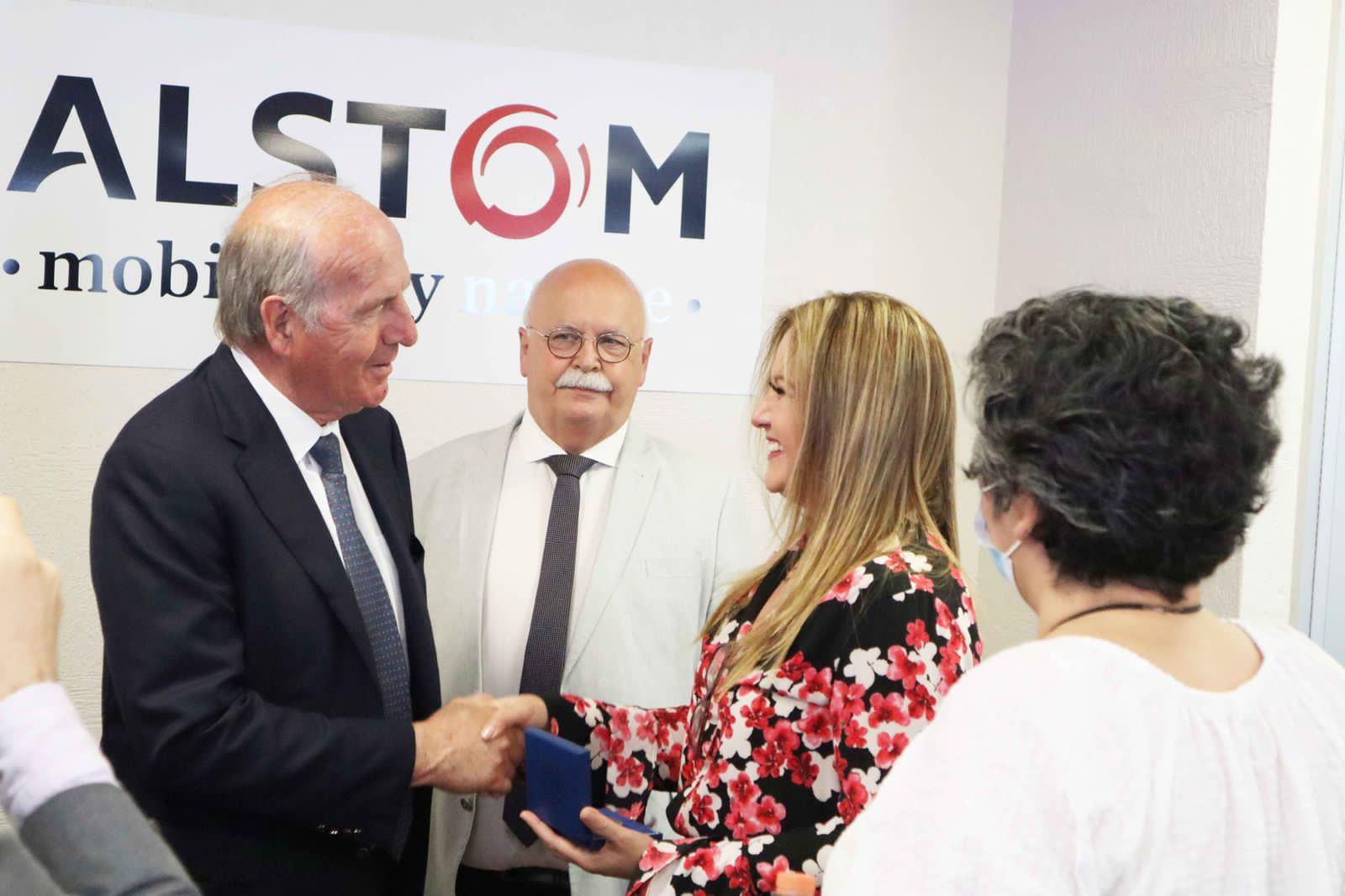 Otorga Senado francés medalla al Mérito a Maite Ramos, CEO de Alstom México