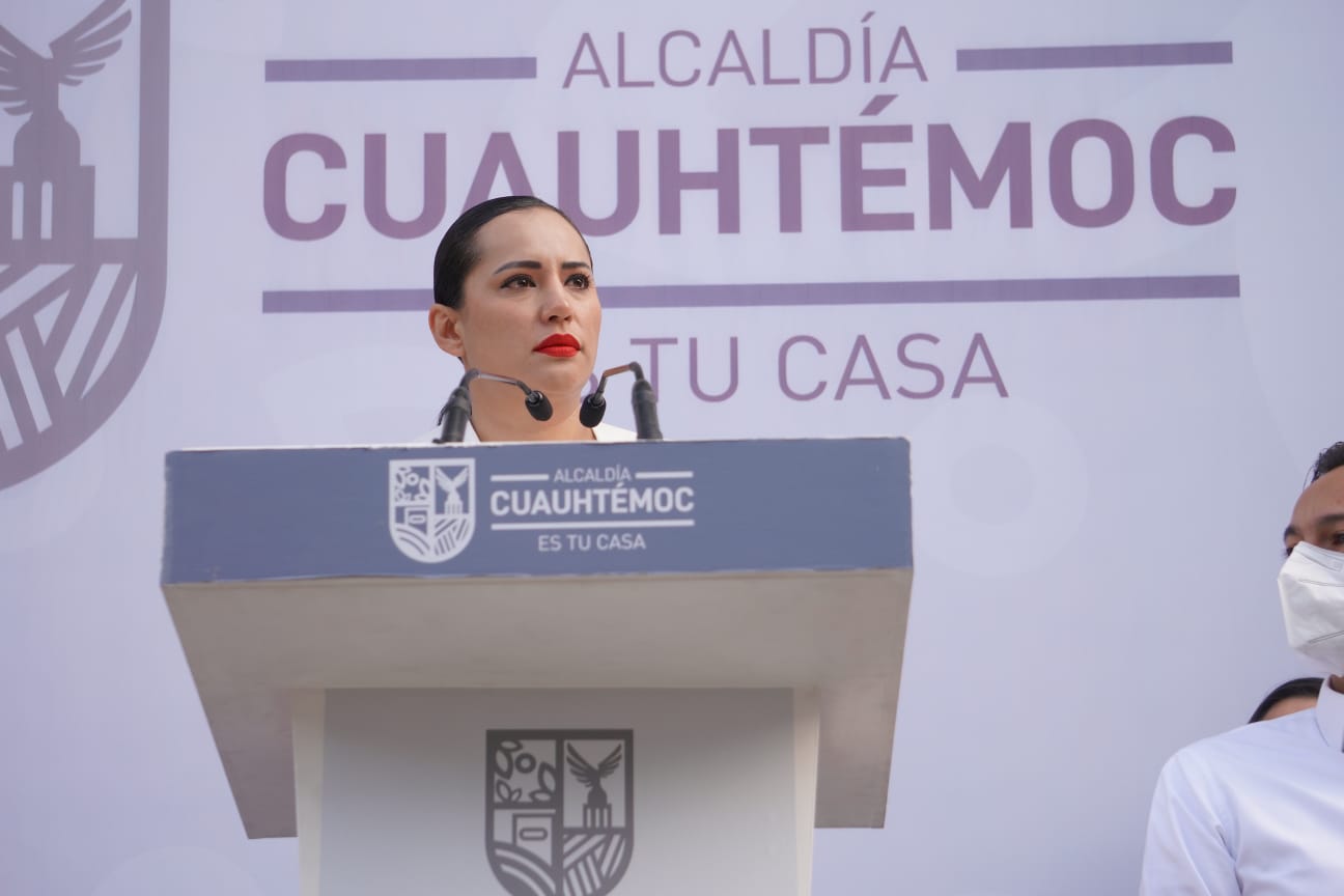 Sandra Cuevas rompe en llanto ante muestras de apoyo por simpatizantes