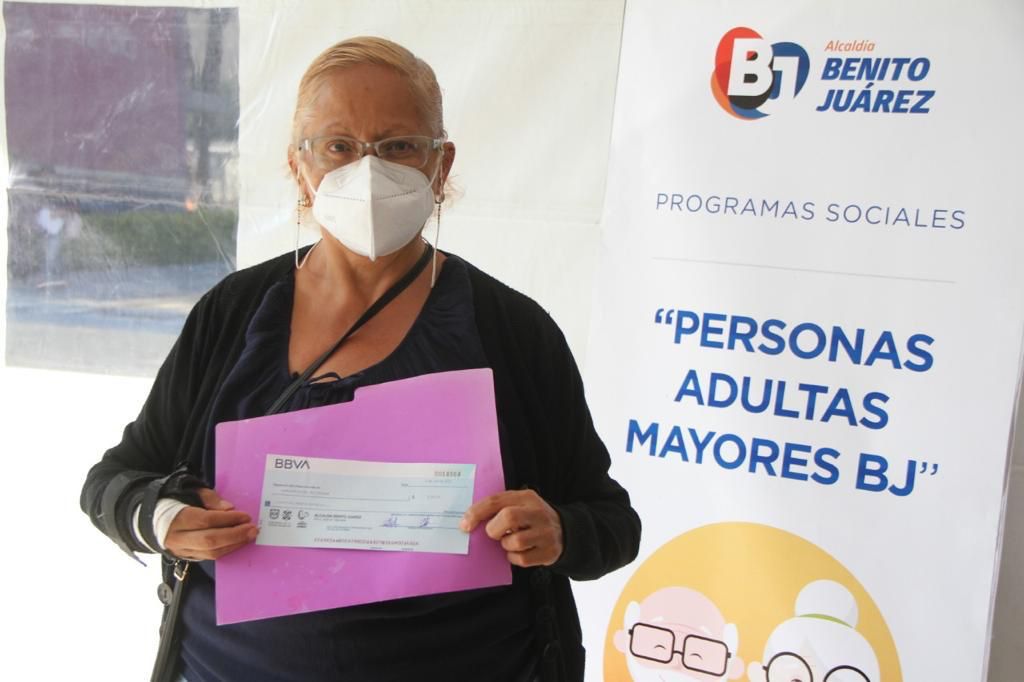 Adultos mayores de Benito Juárez reciben apoyos económicos