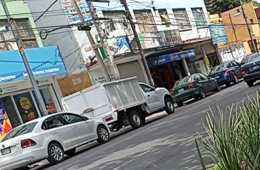 Denuncian autos mal estacionados en calles de Iztacalco