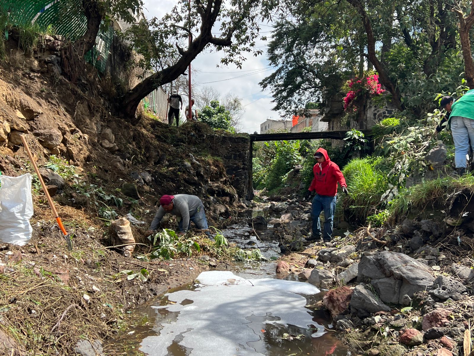 Limpian barrancas para evitar desbordamientos en Xochimilco