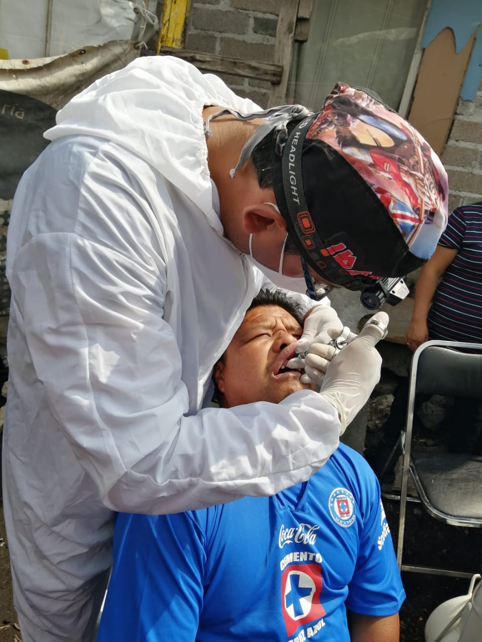 Dentistas cruzan canales de Xochimilco para atender a pacientes