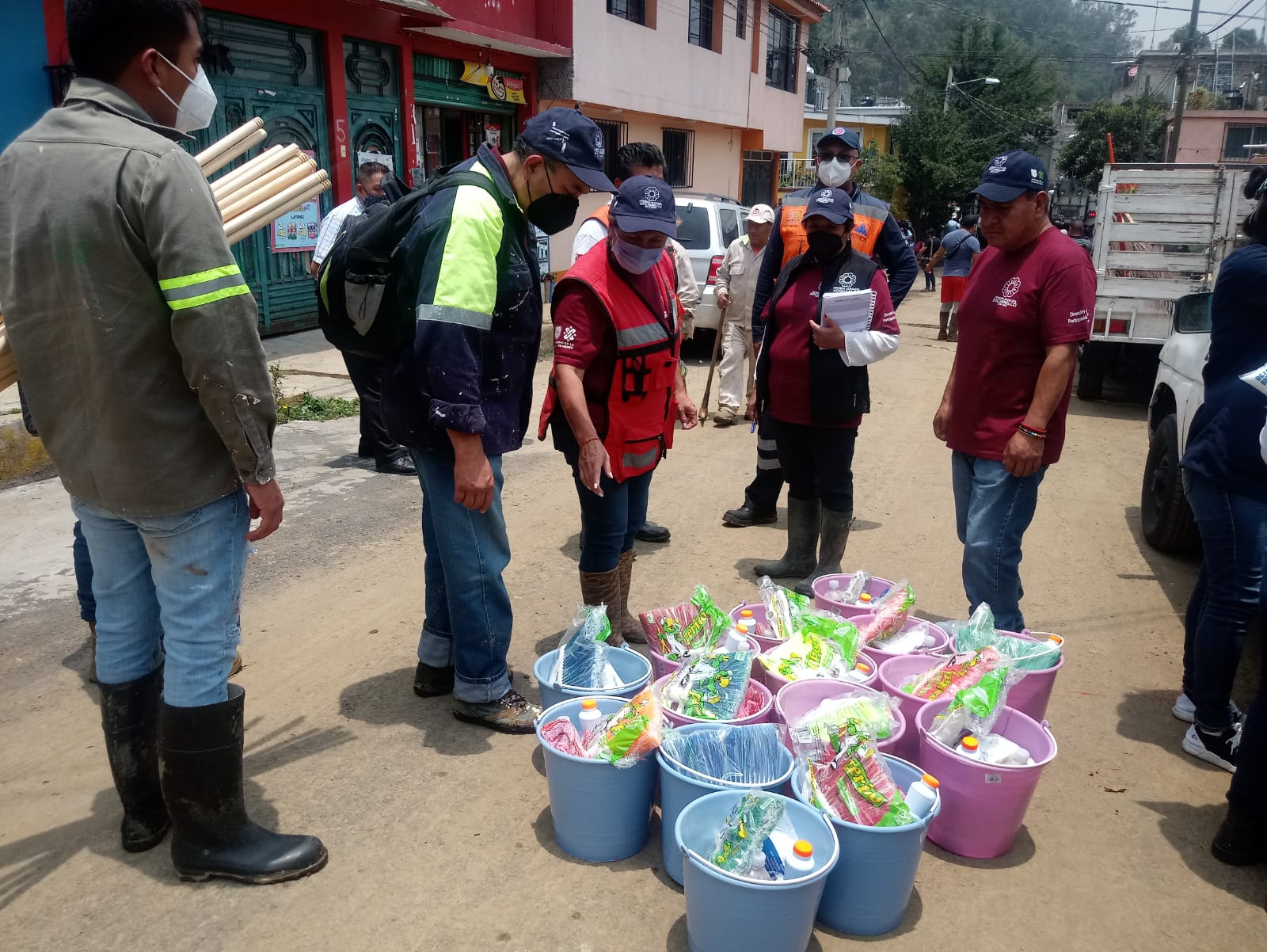 Continúan cuadrillas de limpieza tras inundaciones en Xochimilco; entregan kits de limpieza