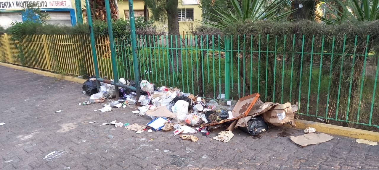 Calles de Iztacalco se convierten en basurero de los residentes