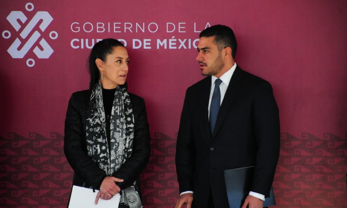Sheinbaum de gira y su secretario consentido es involucrado en caso Ayotzinapa