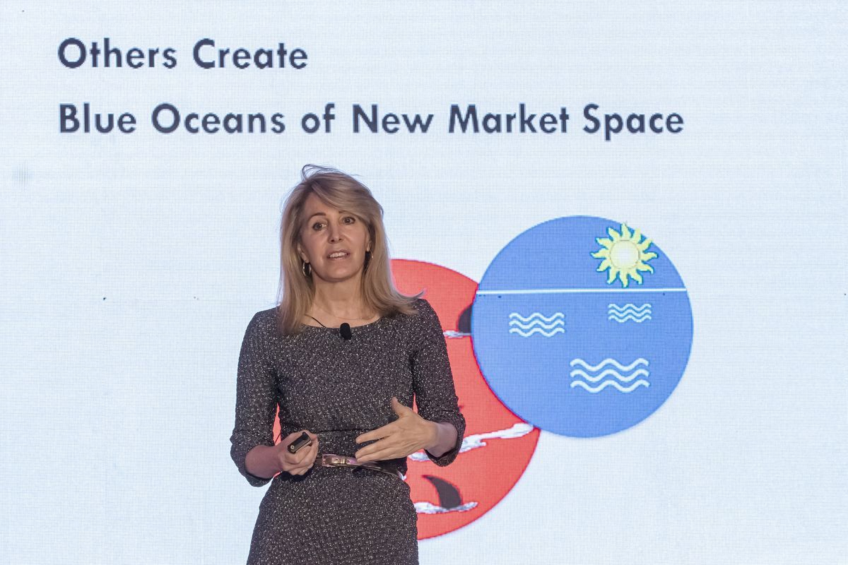 Propone Renée Mauborgne estrategia del Océano Azul para enfrentar época actual de incertidumbre económica