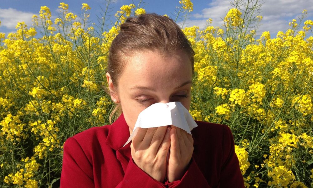 Vitamina D3 previene episodios graves de rinitis alérgica y asma durante el verano, señala nutrióloga