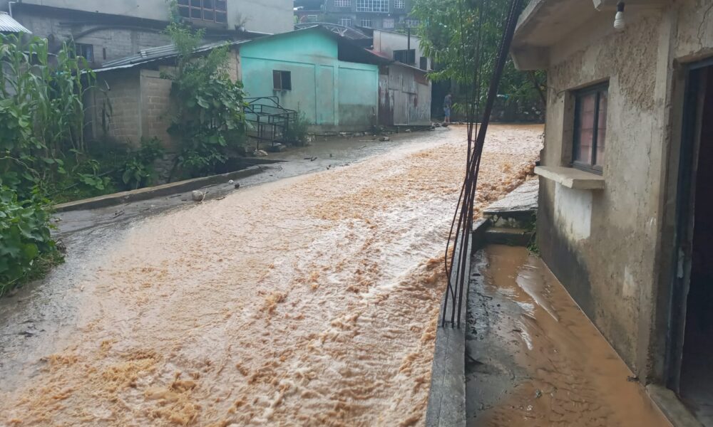 Asolados por las lluvias, claman pobladores la intervención del gobernador Salomón Jara Cruz