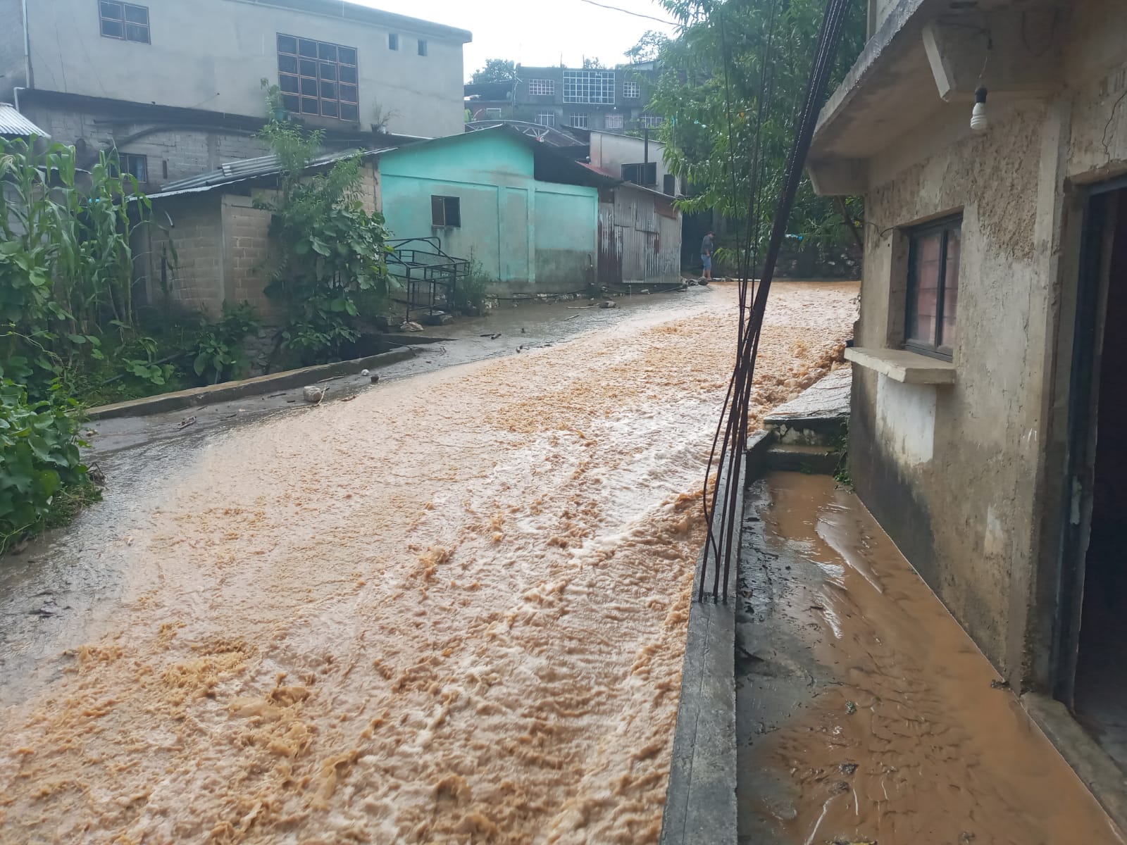 Asolados por las lluvias, claman pobladores la intervención del gobernador Salomón Jara Cruz