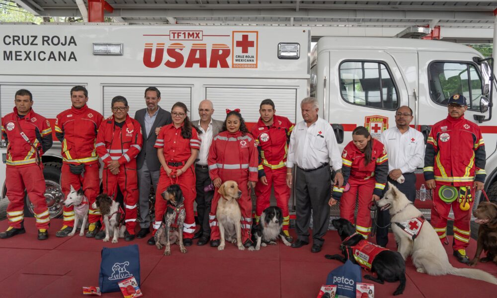 Reconocen a caninos de Cruz Roja con donativo