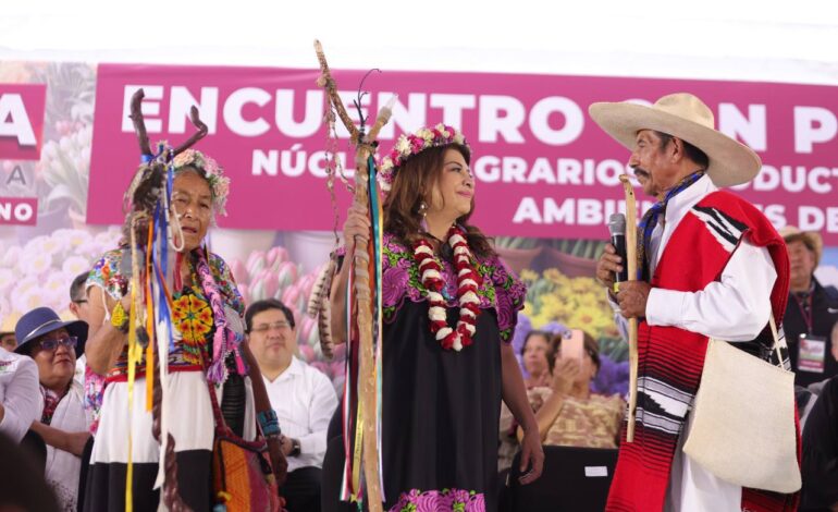 Clara Brugada recibe bastón de mando de los Pueblos Originarios de Xochimilco