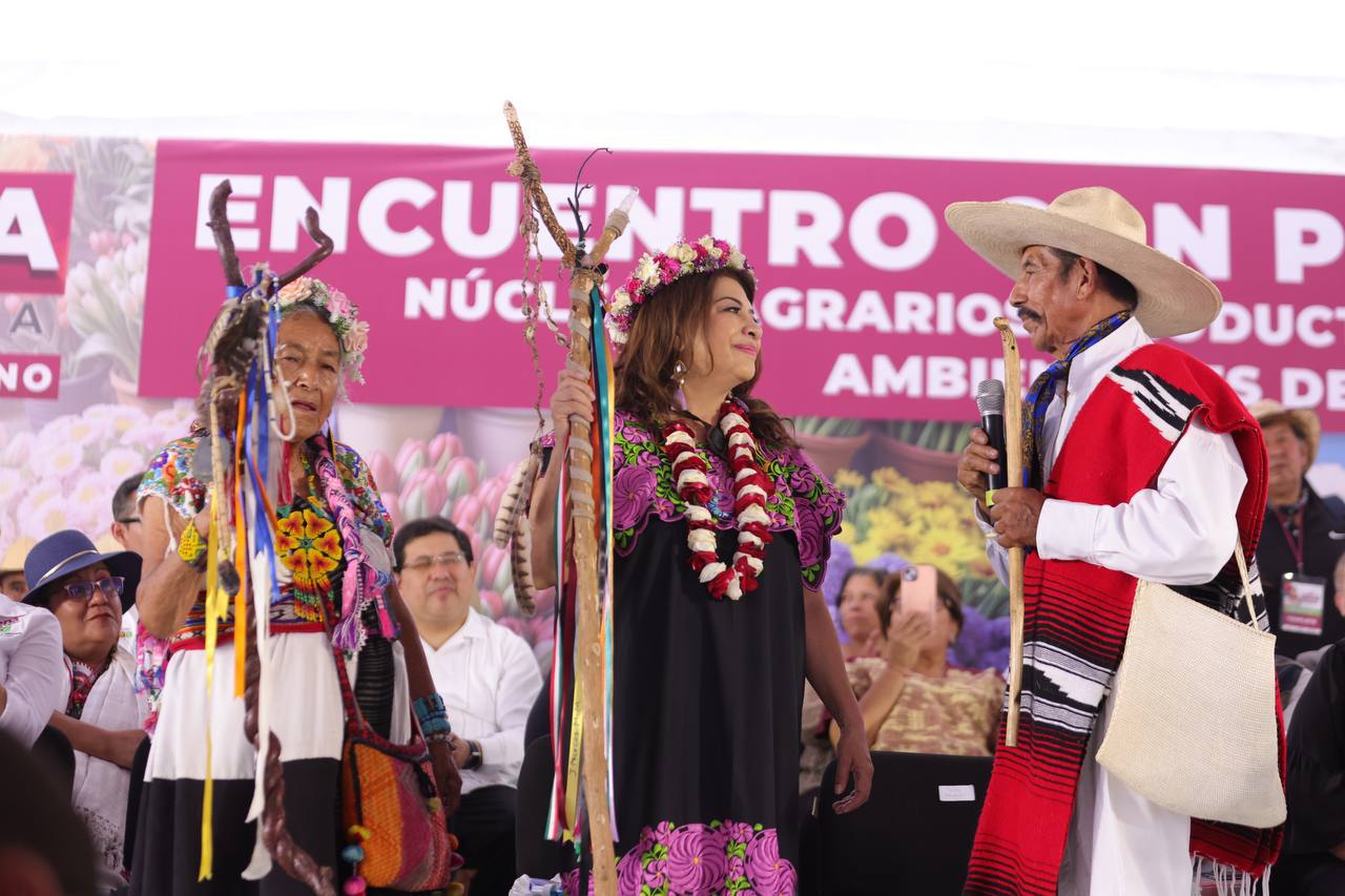 Clara Brugada recibe bastón de mando de los Pueblos Originarios de Xochimilco