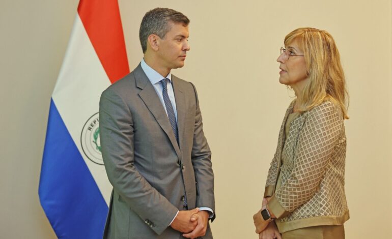 Núria Vilanova, presidenta de CEAPI, junto a inversores iberoamericanos son recibidos por Santiago Peña