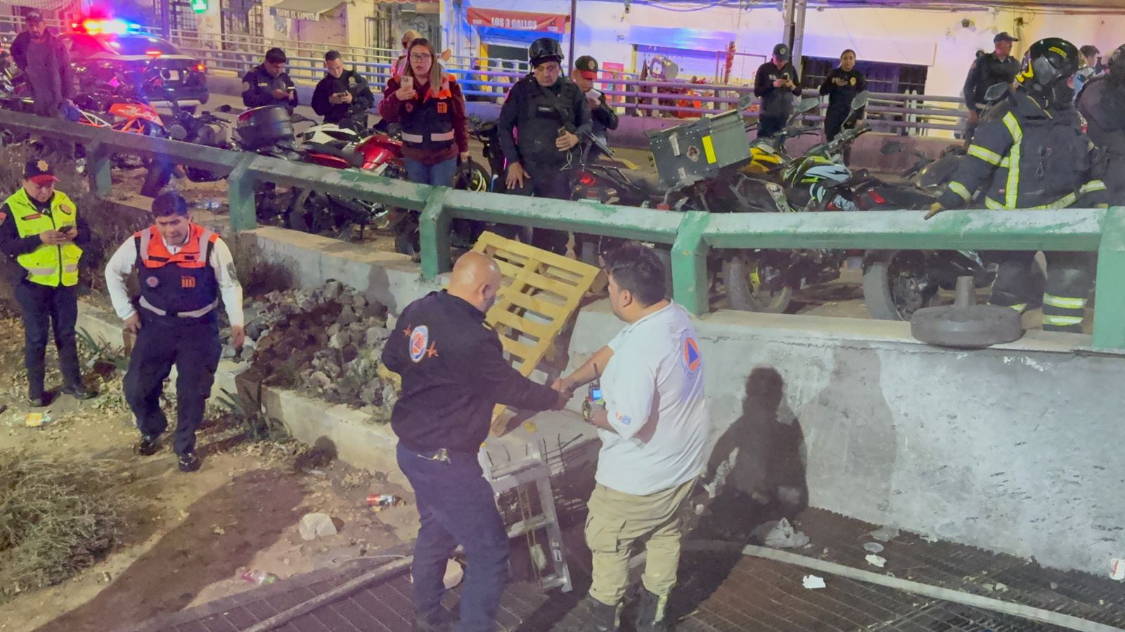 Incendio en respiradero del Metro en Insurgentes y Chapultepec moviliza a cuerpos de emergencia; rescatan a gato con vida