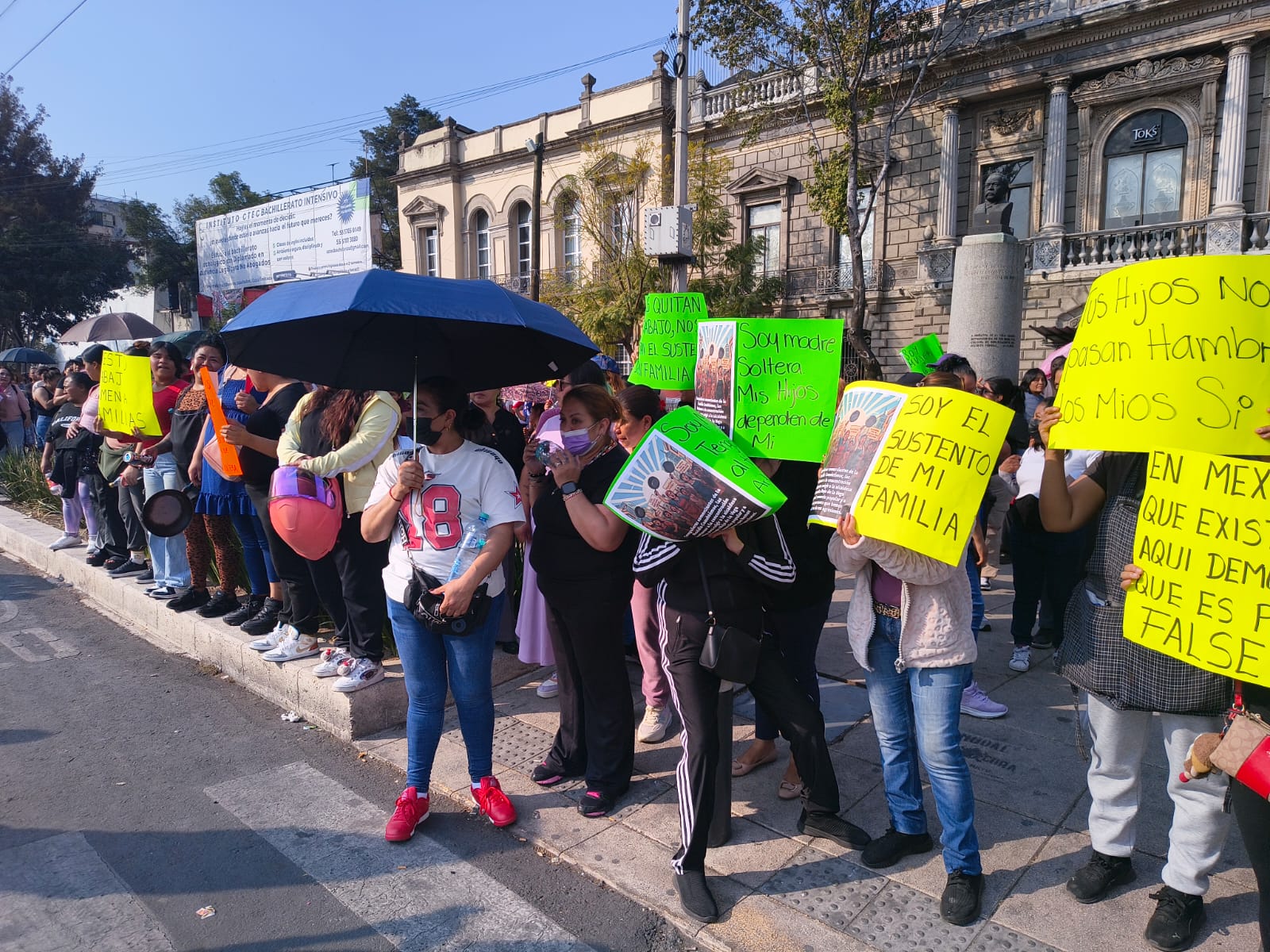 Caos en Cuauhtémoc: 150 ambulantes bloquean Insurgentes tras desalojo