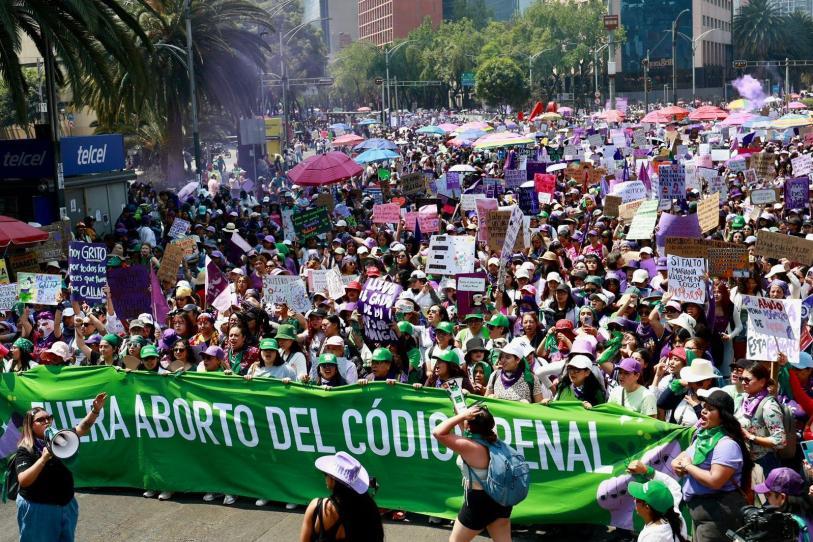 120 mil mujeres toman las calles de CDMX en el 8M; marcha masiva termina con saldo blanco